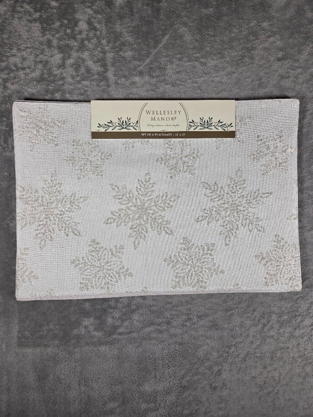 NWT Wellesley Manor Holiday Snowflake Placemats Set of 4 Silver White Christmas